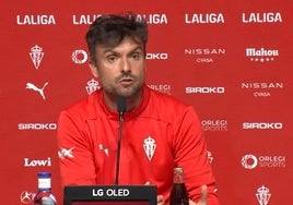 El entrenador del Sporting, Rubén Albés, en sala de prensa.