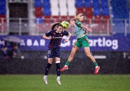 La granadinista Ornella pelea un balón aéreo contra el Eibar.