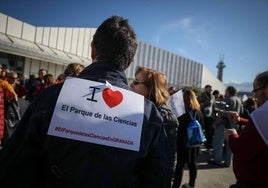 Cartel de apoyo al Parque de las Ciencias en una protesta.