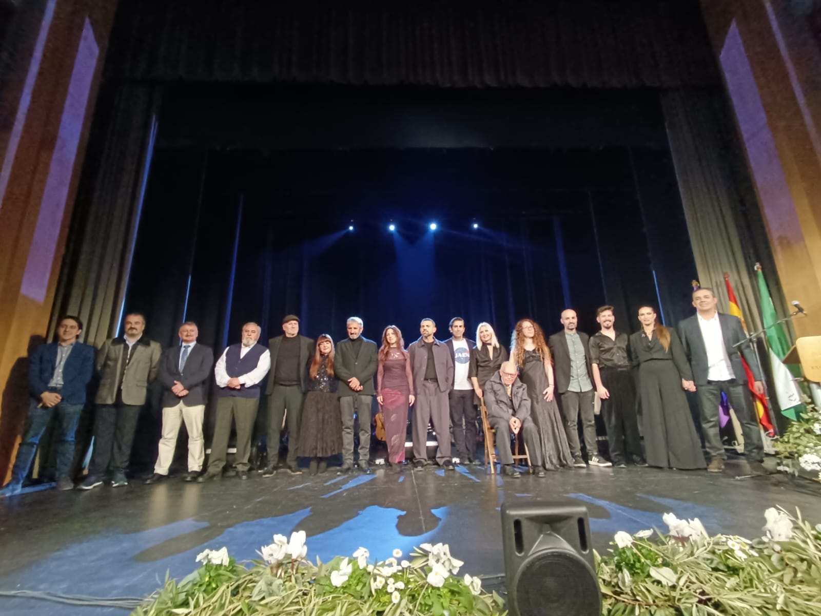 Foto de familia de llos premiados en el escenario del Teatro Darymelia.