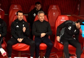 El entrenador Fran Escribá, junto a sus ayudantes en Los Cármenes.