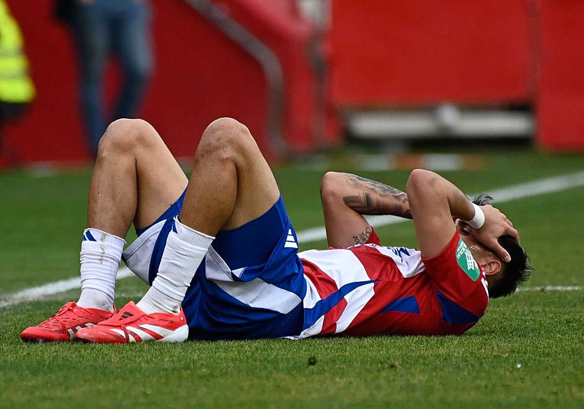 Reinier se lleva las manos a la cabeza tras lesionarse.