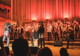 Los chicos de Granada Rock Choir, dirigidos por Teresa Martínez, interpretan canciones de Omega junto a Esther Crisol.