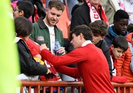 Pablo Sáenz firma un autógrafo tras el partido contra el Sporting.