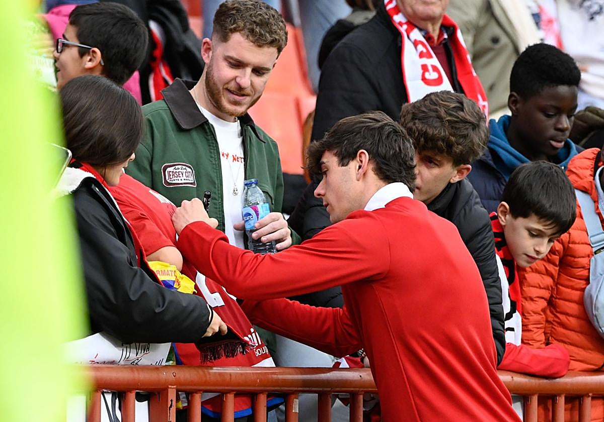 Pablo Sáenz firma un autógrafo tras el partido contra el Sporting.