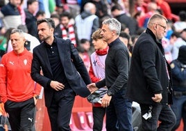 Rubén Albés y Fran Escribá se saludan al acabar el partido.