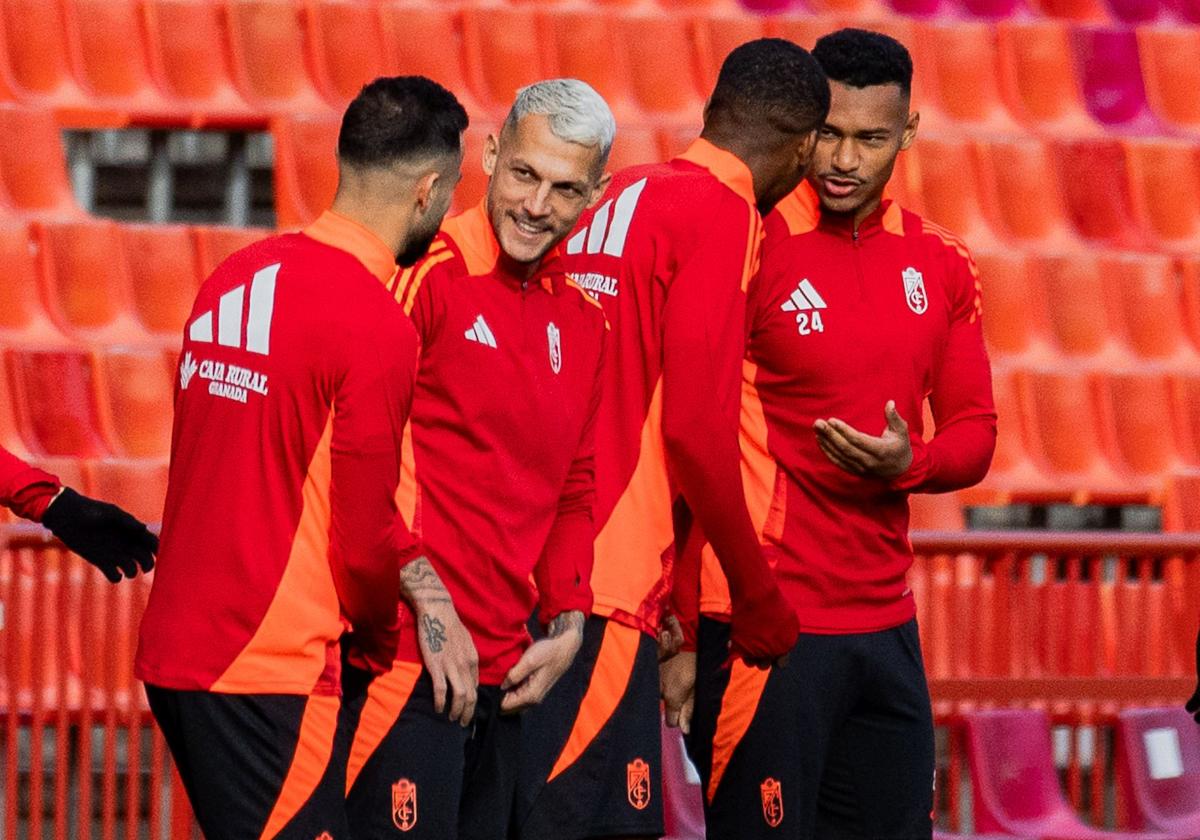 Stoichkov sonríe a Abde Rebbach, juntos de nuevo tras dejar el Alavés, antes de su primer entrenamiento como nuevo futbolista del Granada.