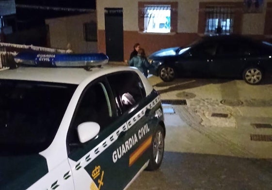 La Guardia Civil en Beas, tras los robos del pasado viernes.