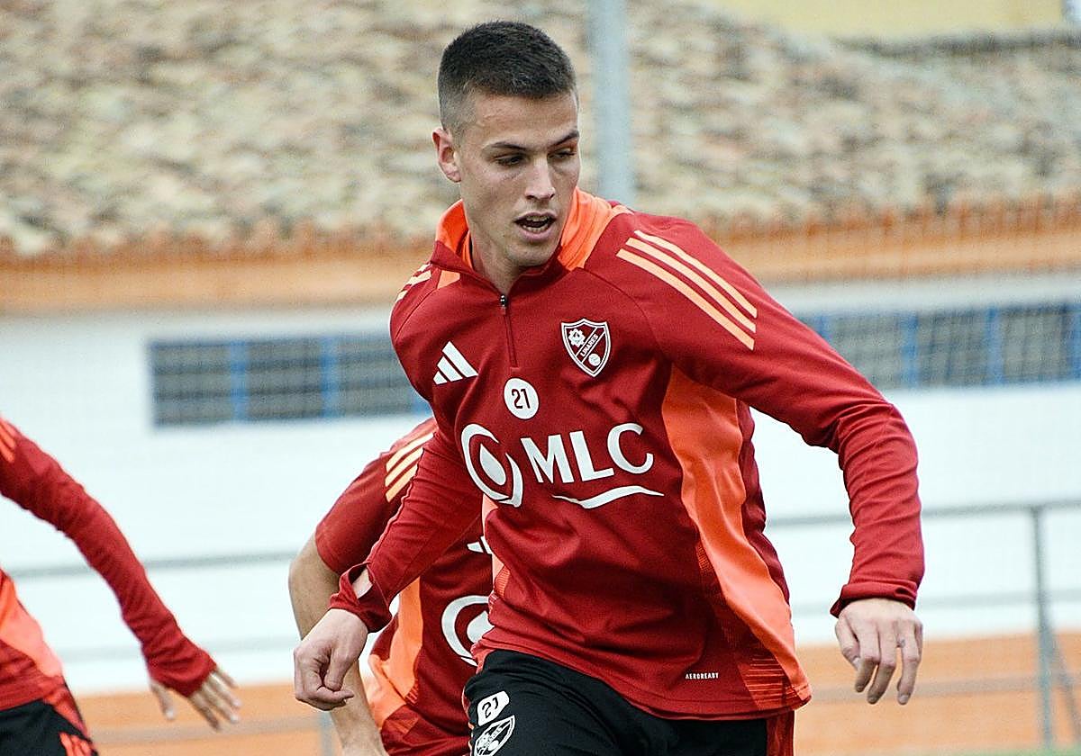 Jorge Domínguez en su primer entrenamiento en Linarejos.