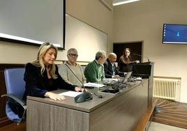 La estudiante antifranquista de la Universidad de Granada Isabel Alonso Dávila, segunda por la izquierda en la imagen, en la presentación de la querella presentada este lunes en los juzgados