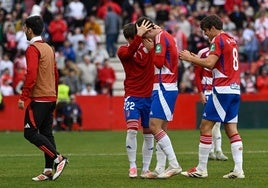 Manu Lama se emociona tras su gol, abrazado por Pablo Sáenz.