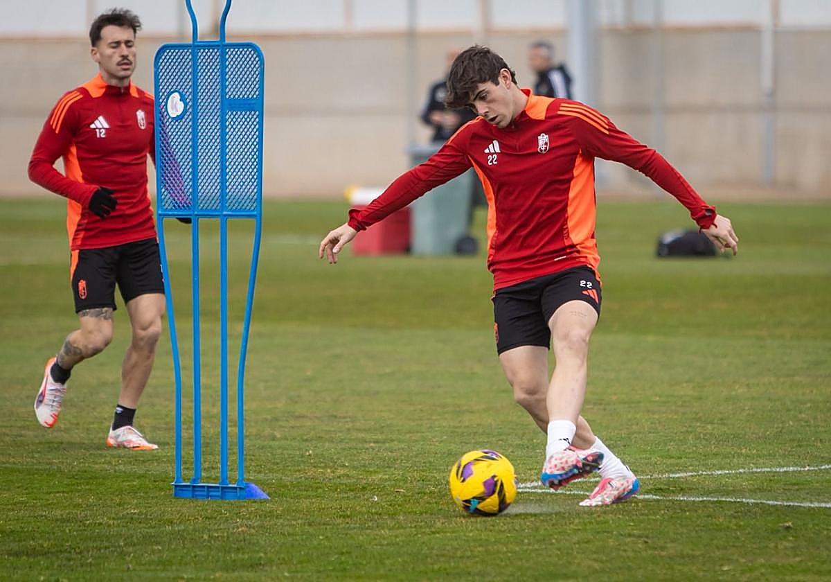 Pablo Sáenz pasa un balón durante el entrenamiento de recuperación de este lunes.