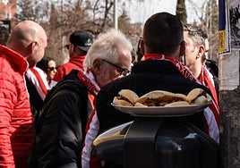 Unas tapas sobre una papelera de la calle durante la previa del partido entre el Granada y el Sporting.
