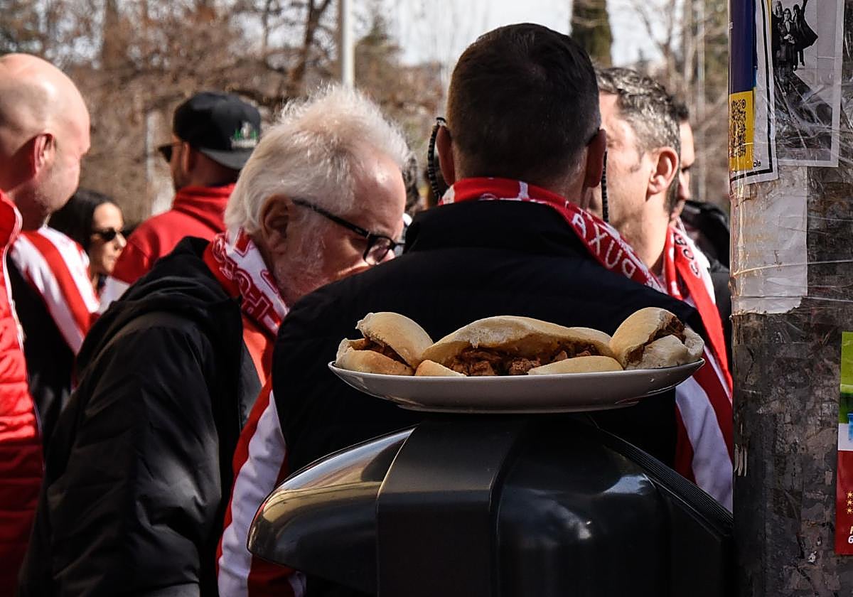 Unas tapas sobre una papelera de la calle durante la previa del partido entre el Granada y el Sporting.