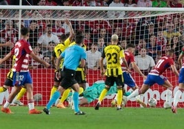 Miguel Rubio marca el solitario gol de la victoria sobre el Zaragoza en Los Cármenes de 2022.