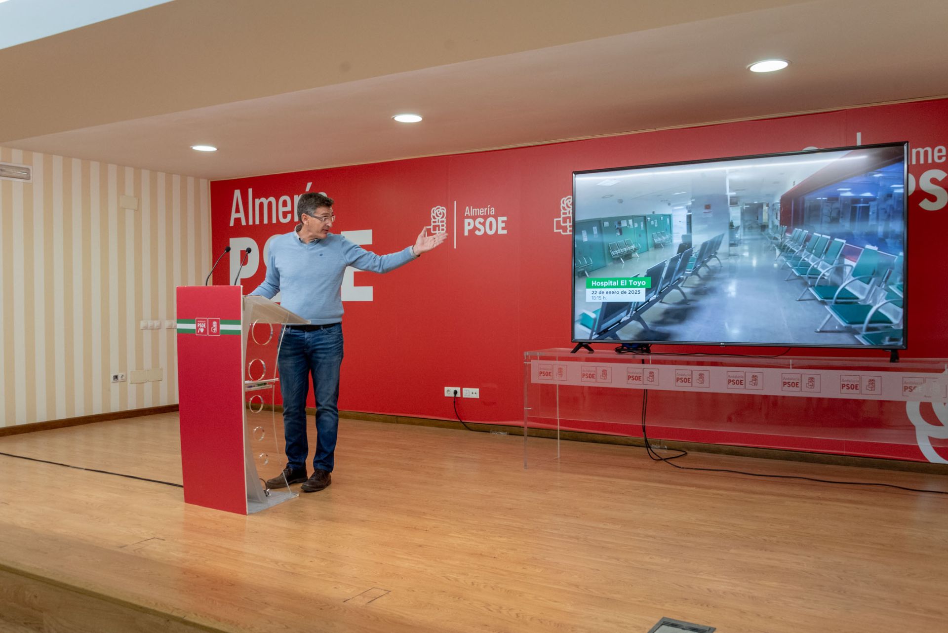 José Luis Sánchez Teruel muestra una sala de espera vacía en El Toyo.