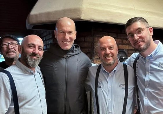 Zidane, junto a algunos camareros en el Aasdor de la Reina