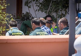 El presunto asesino de Las Gabias (con camisa de cuadros), en el lugar del crimen.