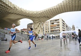 Ikram Rharsalla, segunda por la izquierda, recorre la Media Maratón de Sevilla.