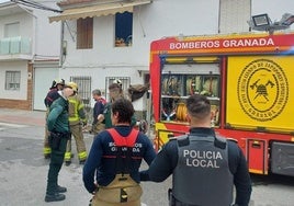 Efectivos junto a la vivienda afectada por el incendio.