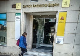 Una mujer entra en una oficina de los servicios públios de empleo en Granada.