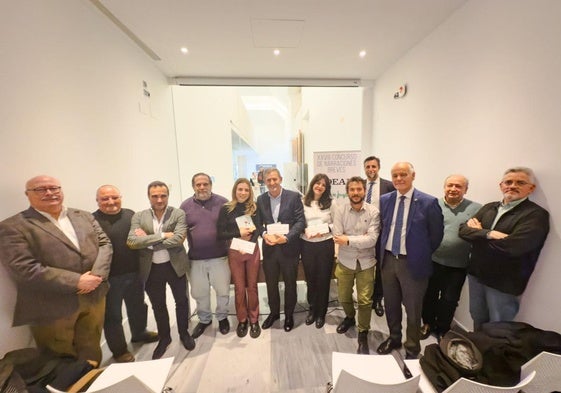 Foto de familia de premiados y organizadores, tras finalizar el acto.