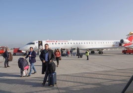 Un vuelo en la pista de aterrizaje del aeropuerto de Granada.