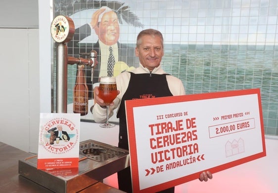 El granadino Alfonso Morón, ganador del III Concurso de Tiraje de Cervezas Victoria