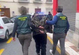 Momento de la detención del presunto autor de los robos.