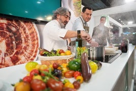 Juanma Moreno 'visita' la gastronomía almeriense en Madrid Fusión