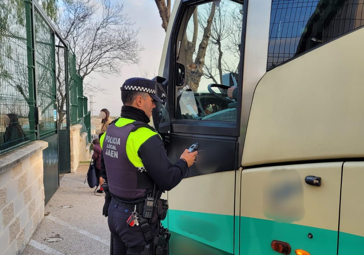 La mitad de los conductores de autobús escolar denunciados en Jaén carecían de autorización