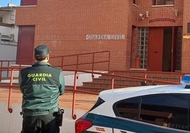 Agente de la guardia civil ante el cuartel.