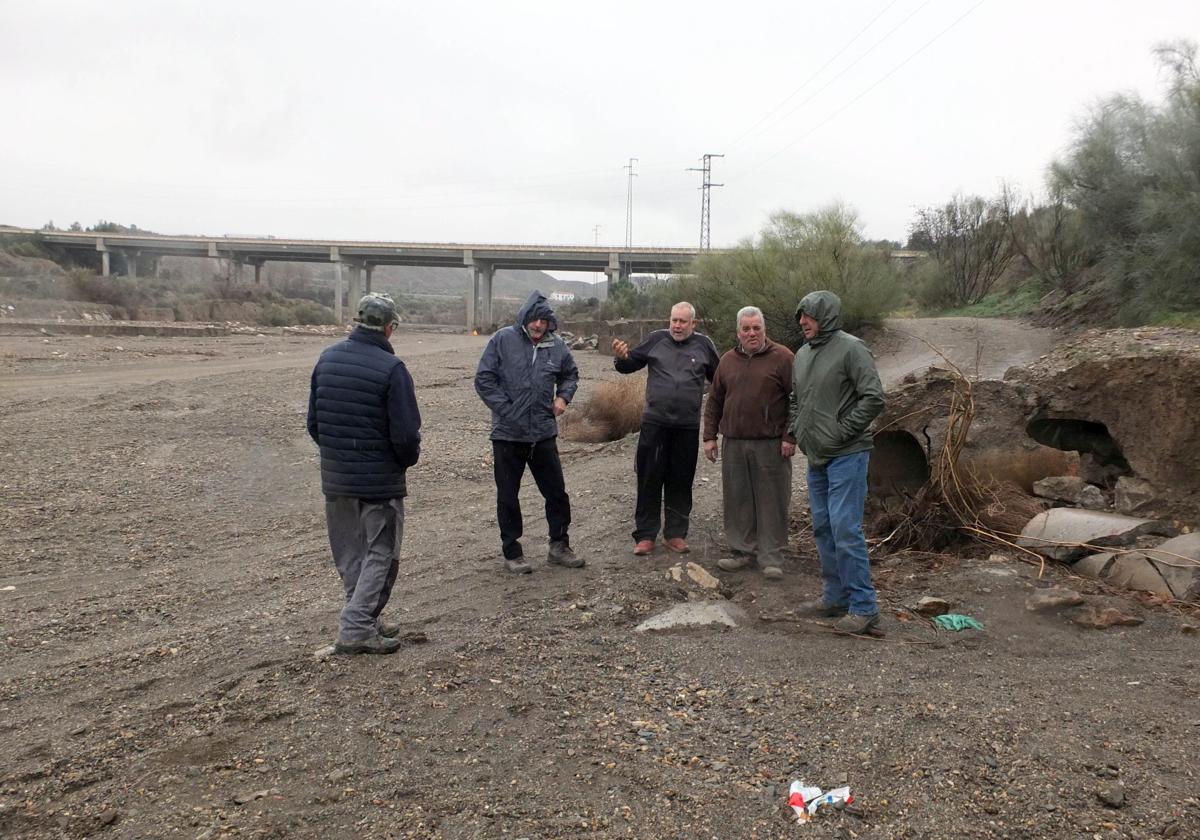 Rotura de la acequia de Almecín, junto al puente arregladopor la Junta de Andalucía