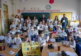 Alumnos del CEIP San Juan de Dios celebran el Día de la Paz.