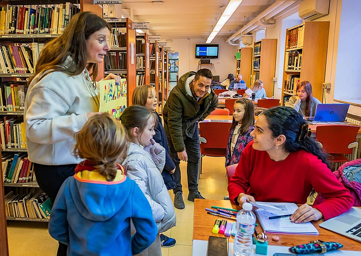 Imagen secundaria 1 - Los niños han repartido decálogos de la paz en Ingenierías y Bellas Artes de la UGR.
