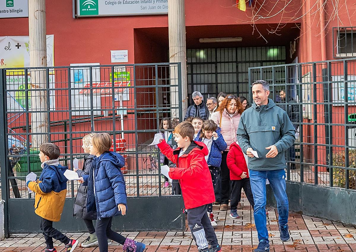 Imagen principal - Los alumnos del CEIP San Juan de Dios siembran paz en la Chana.