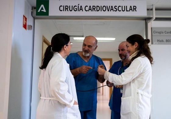 El jefe de servicio de Cirugía Cardiovascular, segundo por la derecha, revisa material junto a parte del equipo del Virgen de las Nieves.