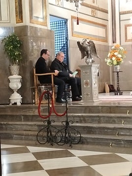 Momento de la Lectio divina con presencia del arzobispo de Granada