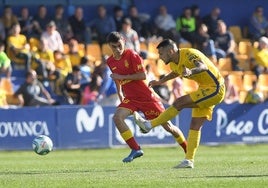 De amarillo, Stoichkov golpea el balón con el Alcorcón ante la mirada de Pedri, entonces en Las Palmas.