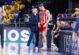 Sergi Martínez, capitán del Girona, atiende las explicaciones de Moncho Fernández.