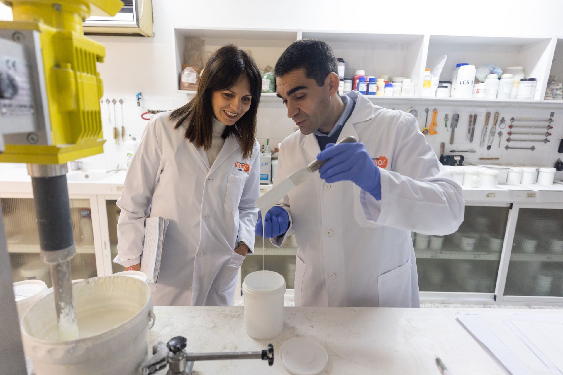 Imagen secundaria 1 - Víctor Aranda en el laboratorio haciendo diversas pruebas con la pintura.