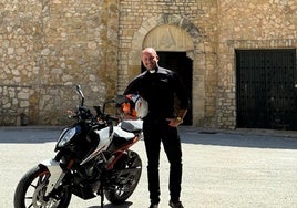 Jesús Llopis junto a su motocicleta, su afición favorita.