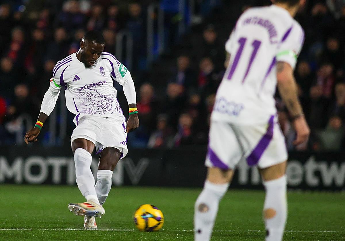 Martin Hongla juega un balón en el Nuevo Pepico Amat.