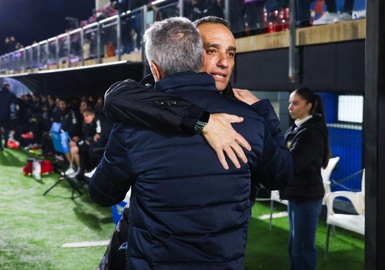 Fran Escribá abraza a su amigo José Luis Oltra antes del comienzo del partido.