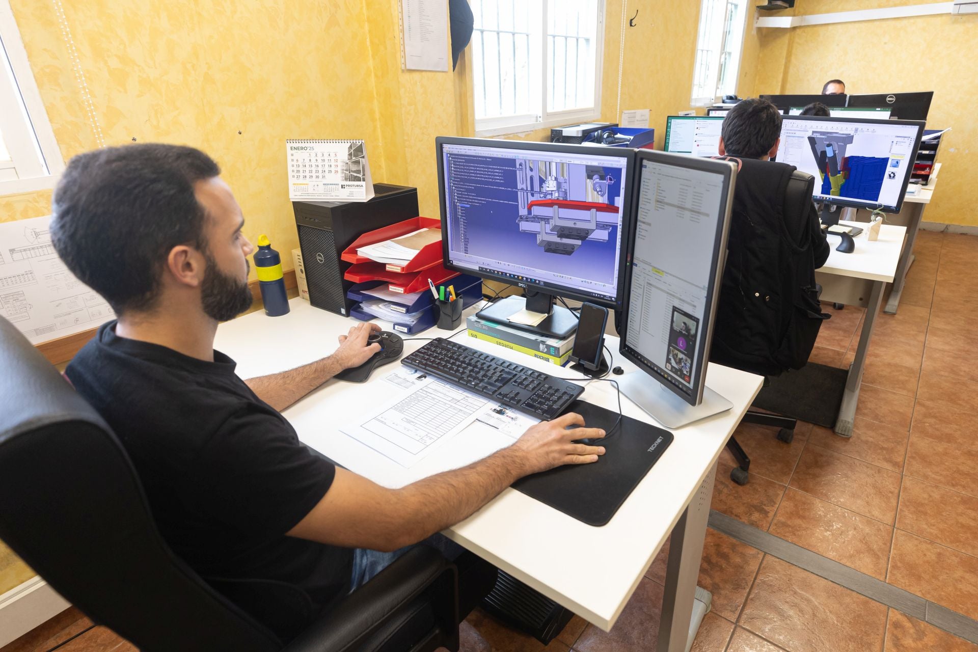 Imagen secundaria 2 - Distintos profesionales trabajando en las instalaciones de RODAMA.