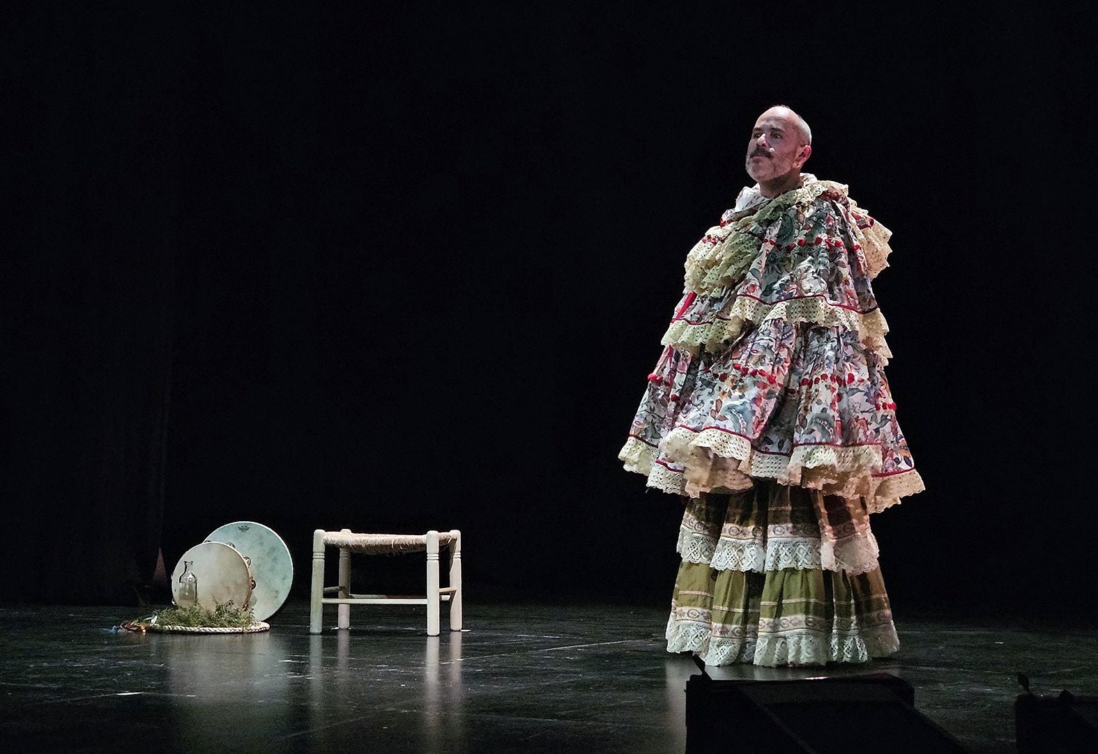 La obra utiliza vestuario tradicional reconvertido para la ocasión.