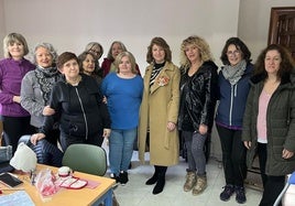 Visita de la concejala del PP Maribel López a la asociación vecinal La Merced.