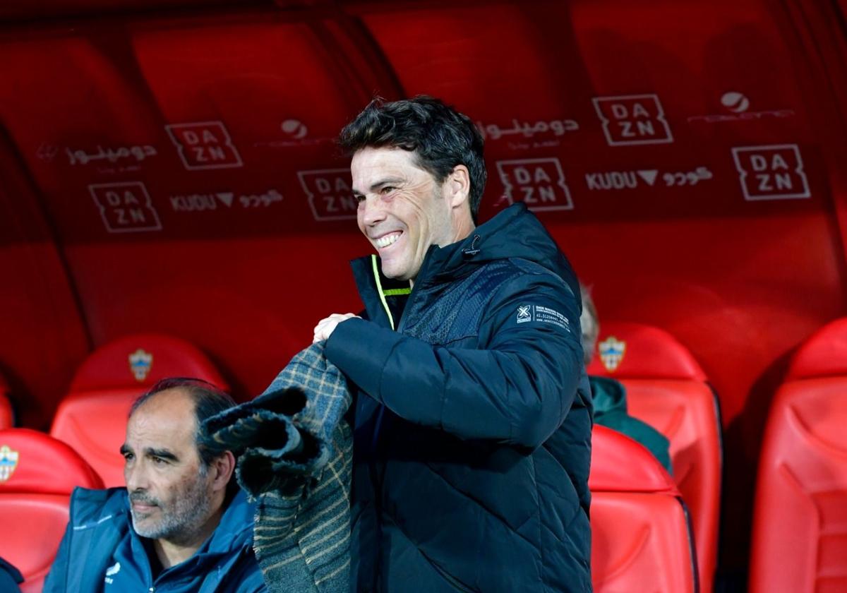 Rubi sonriente en el banquillo del UD Almería Stadium.