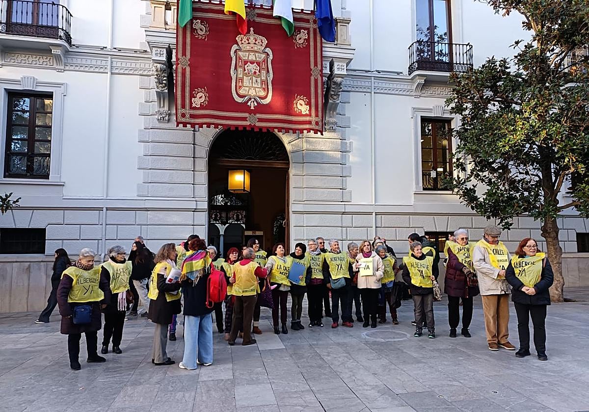 Concentración frente al Ayuntamiento de La calle mata y la asociación de vecinos