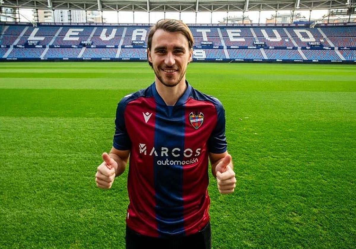 Ignasi Miquel luce su nueva camiseta en el Ciutat de Valencia.